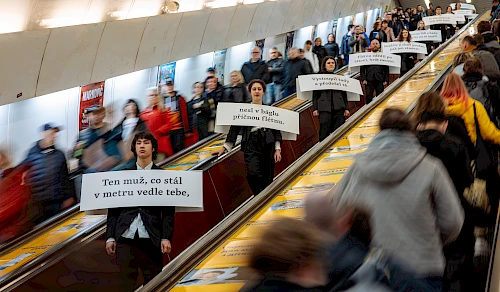 Eskalátor kultury: 42 vteřin umění (2024, foto Lukáš Bíba)  Eskalátor kultury byl šestihodinový happening, který proměnil přestupní stanici Florenc v nečekanou scénu. Povídka, výstava, hudba i tanec. Jízda po eskalátoru trvá přesně 42 vteřin. Stačí to?