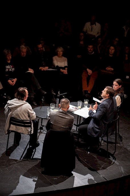 Závěrečná performativní diskuse. V popředí zleva Petr Wagner, Tomáš Hříbek, René Milfait a Sarah Abdulkasim. Foto: Basia Rzymanová