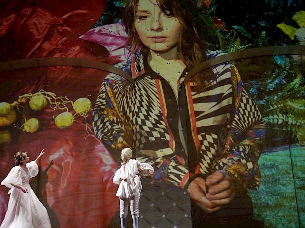 Sophie Rois, Bettina Stucky a Marie Rosa Tjetjen v inscenaci Probleme probleme probleme, Deustches Schauspielhaus Hamburg, Foto Thomas Aurin