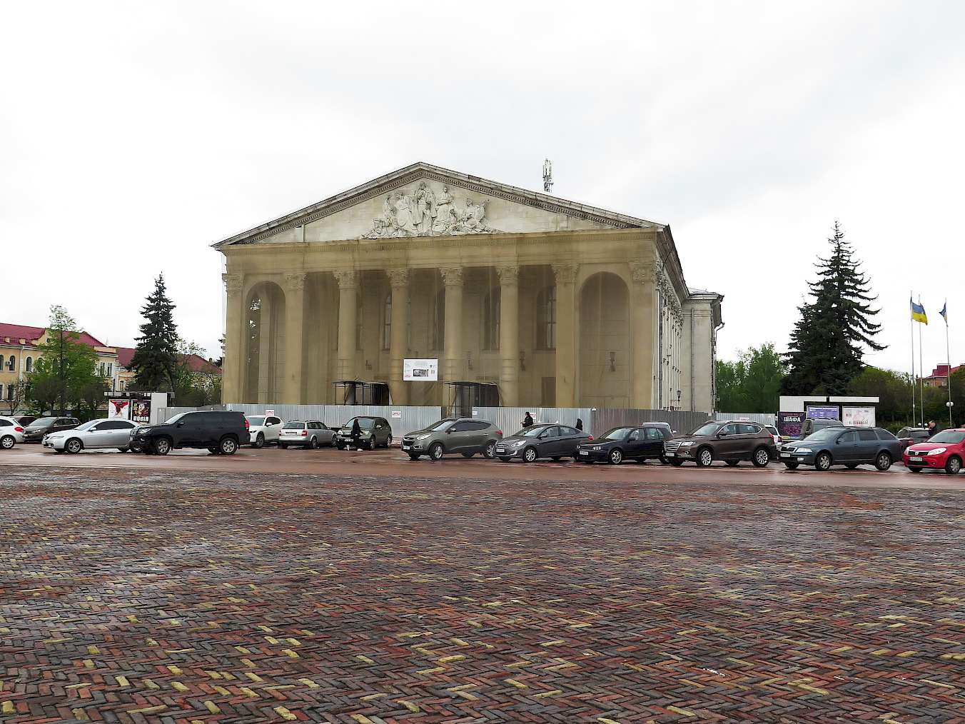 průčelí černihovského divadla poničené bombou, foto David Zelinka