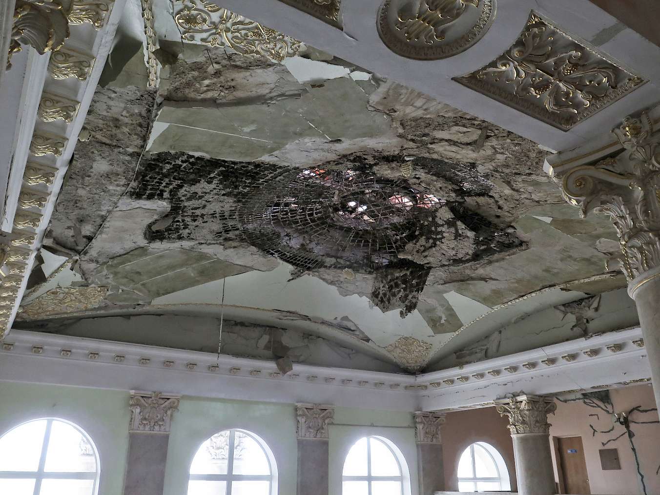 strop černihovského divadla poničený v srpnu 2023 raketou, foto David Zelinka