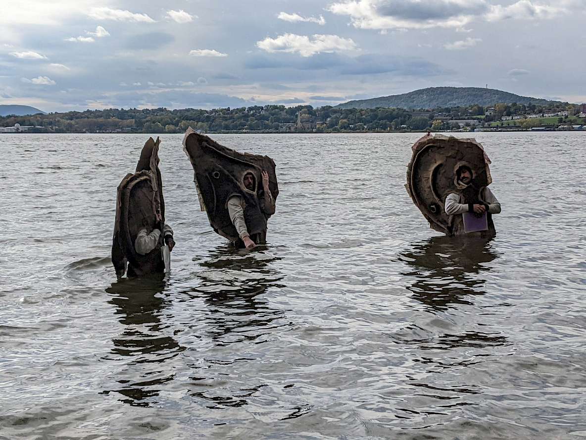 Na akci Climate Change Theatre Action v Beaconu ve st&aacute;tě New York vystupuj&iacute; tři herci. Maj&iacute; na sobě kartonov&eacute; v&yacute;řezy ve tvaru &uacute;střicov&yacute;ch lastur. foto Hannah Loss
