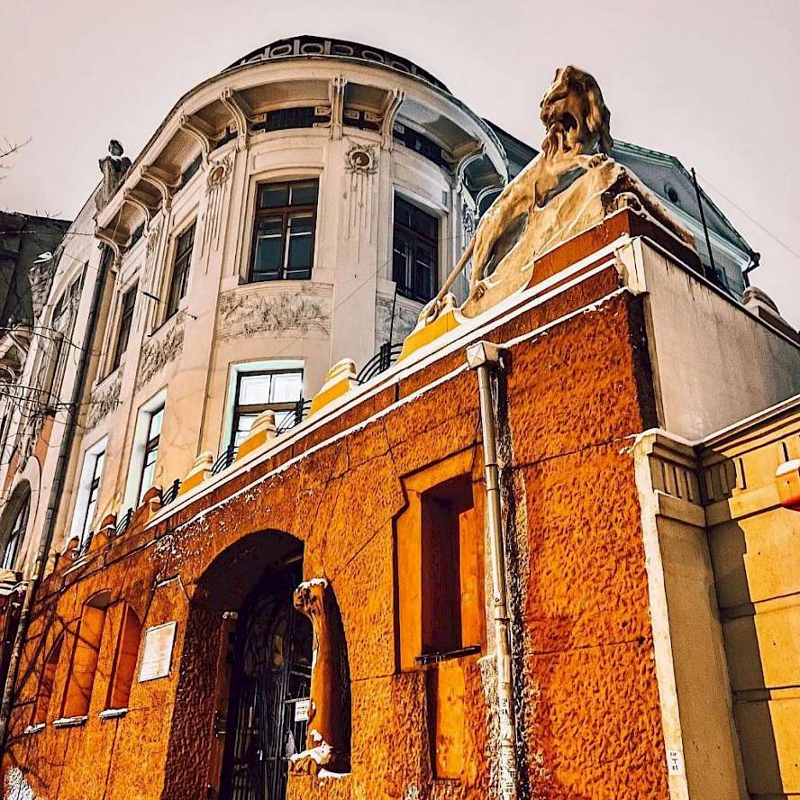 současn&eacute; s&iacute;dlo divadla Malyj teatr na ulici Hončara 33 a monument&aacute;ln&iacute;m lvem na rohu terasy, foto archiv Malyho teatru