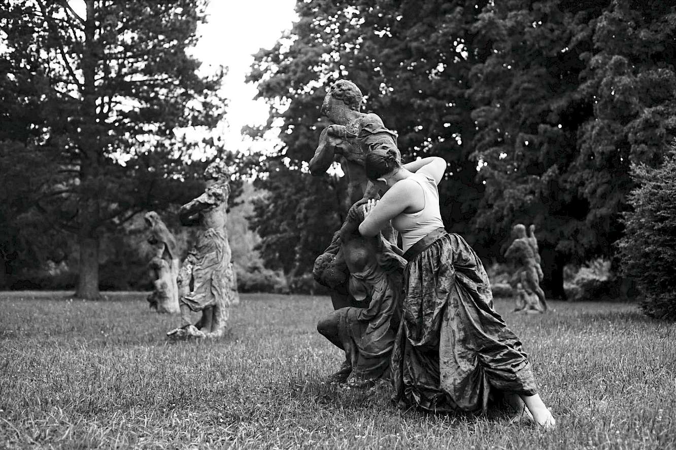 Petra Blau, site-specific Valeč, Znovuzrozen&iacute;, foto Mark&eacute;ta Kuttnerov&aacute;