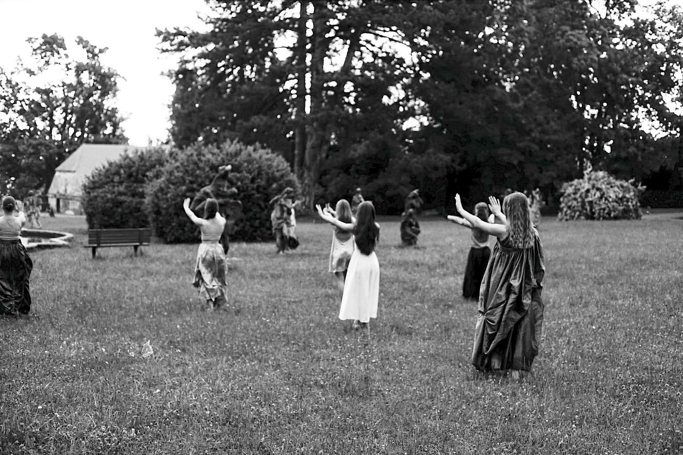 Petra Blau, site-specific Valeč, Znovuzrozen&iacute;, foto Mark&eacute;ta Kuttnerov&aacute;