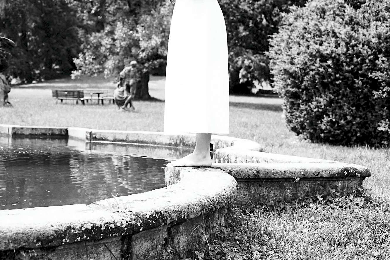 Petra Blau, site-specific Valeč, Znovuzrozen&iacute;, foto Mark&eacute;ta Kuttnerov&aacute;